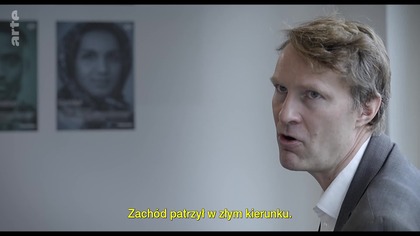 Poruszający serial dokumentalny opowiadany przez ofiary systemu Putina. Odcinek pierwszy: afera Aleksandra Litwinienki.

Twarz Aleksandra Litwinienki przypomina nam, co dzieje się z tymi, kt&oacute;rzy odważą się rzucić wyzwanie Władimirowi Putinowi. Rosjanie, mistrzowie sztuki władania trucizną od zarania dziej&oacute;w, uczynili z niej subtelną broń w swoim strategicznym arsenale. Kilka przypadk&oacute;w zatruć w ciągu ostatnich dwudziestu lat odcisnęło swoje piętno. Od Litwinienki (2006) do Aleksieja Nawalnego (2020), poprzez Siergieja Skripala (2018), każdy z nich oznacza inne metody, cele i układ sił, choć wszystkie mają wsp&oacute;lny mianownik: przeciąganie liny między Kremlem a Zachodem i globalne implikacje na szczeblu dyplomatycznym i geostrategicznym, chodzi przecież o wpływy terytorialne i zasoby energetyczne.

Reżyseria
Jennifer Deschamps

Kraj
Francja

Rok
2023