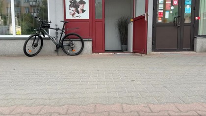 Wszedł Łysy Facet w Czapce z Daszkiem do salonu Fryzjerskiego, Biała Podlaska, Lubelskie, Polska
