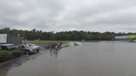 Zalało parking więc trzeba to wykorzystać! Ta zabawa nie mogła się inaczej skończyć