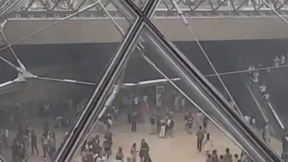 Tłumy w Luwrze.  #travelvlog #vlog #travelvlog #france #autostop #podróże #poland #paris