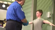 Urzędnik TSA w dziwny sposób kontroluje młodego chłopca