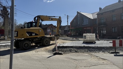 Połowa pierścienia ronda już gotowa.  W Byczynie widać zarys nowego układu skrzyżowania