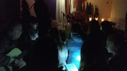Czuwanie przy Grobie Pańskim w kościółku w Markuszowie - schola Aniołki