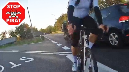 VW wjeżdża w grupę rowerzystów.  STOP PIRAT