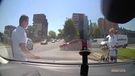 Rowerzystka wymusza pierwszeństwo
