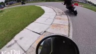 Nie pracujesz ciałem w zakręcie? Dlatego motocykl walczy z Tobą #najczestszebledymotocyklistow