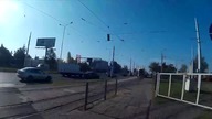 Rowerzysta jedzie środkiem drogi i ma pretensje do całego świata