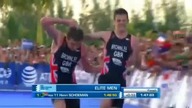 Braterska pomoc podczas finiszu na zawodach triathlonowych