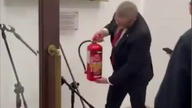 Grzegorz Braun i gaśnica