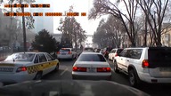 Idiot skacze przez płot i został potrącony przez samoch&oacute;d