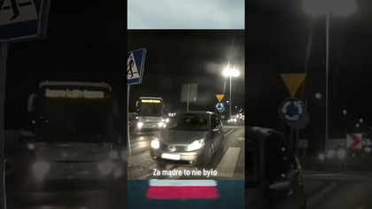 O włos od TRAGEDII! Nerwowy wjazd na rondo o mało nie kończy się potrąceniem!  #wypadek #rondo