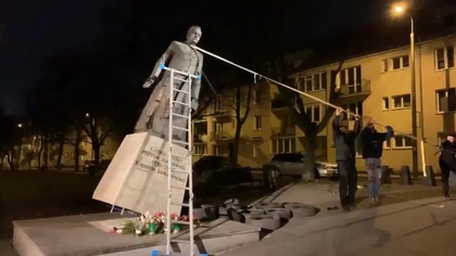 Obalenie pomnika znanego Gdańskiego pedofila ks Jankowskiego