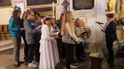 Schola Aniołki śpiewa w kościele parafialnym podczas uroczystości powitania krzyża trybunalskiego.