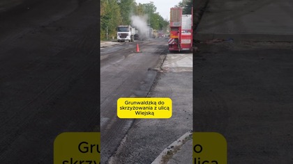 Na Szczakowskiej szykują się do asfaltowania.  Drogowcy frezują stary asfalt