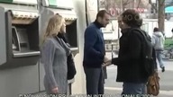 Chamski żart przy bankomacie
