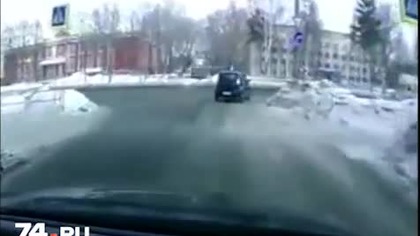 Uprzejmy kierowca zwraca śmieci