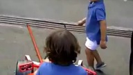 Młody Fernando Alonso zjeżdża do boksu