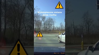 Niebezpieczna zmiana pasa ruchu przez kierowcę Mercedesa #shorts #rikordwidjo