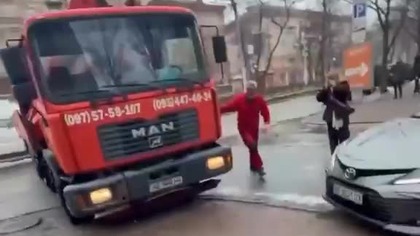 W Dnieprze kierowca ciężarówki stanął w obronie ochotnika, którego zwerbowali poplecznicy 