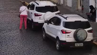 Kobieta na parkingu i niecodzienny problem