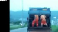 Śmieciarze tańczą w pracy