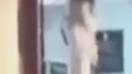 Kobieta chodzi po ścianie straszne