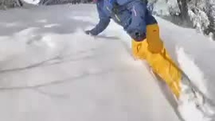 Efektowny zjazd na desce snowboardowej