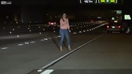 Kobieta zaparkowała na środku autostrady!