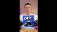 Próbuję słodyczy Oreo!