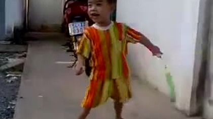 Dziecko wymiata z nunchaku!