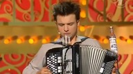 Rosjanin gra na akordeonie