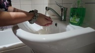 Nie lubisz, gdy woda ścieka Ci po rekach myjąc twarz? Zobacz banalny sposób na to :D Uporządkowana