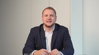 Rozpoczynamy nową serię poświęconą ugodom z bankami w sprawach kredytów frankowych! 
W pierwszym odcinku apl.radc. Paweł Wawrzyniak opowie o podstawowych kwestiach związanych z ugodami oraz wskaże, dlaczego propozycje banków mogą się różnić. Dowiesz się również, kiedy podpisanie ugody może być dla Ciebie korzystne. 

Spis treści:
0:00 Wprowadzenie
0:33 Czym jest ugoda z bankiem?
1:30 Rodzaje ugód z bankami 
3:32 Kiedy propozycja ugody jest korzystna?
4:13 Negocjacje pozasądowe i przed KNF - czy jest to opłacalne?
4:39 Doradztwo w sprawie oraz dane kontaktowe 

WWW: https://www.pledziewicz.pl/
E-mail: biuro@pledziewicz.pl
Telefon: +48 534 556 515

Facebook:
https://www.facebook.com/pledziewicz
Twitter:
https://twitter.com/K_Pledziewicz
LinkedIn:
https://www.linkedin.com/company/pledziewicz-kancelaria
YouTube:
https://www.youtube.com/channel/UCsSAFOe_kF8GxhDr7uhOOoQ
Instagram:
https://www.instagram.com/pledziewiczkancelaria/
TikTok:
https://www.tiktok.com/@pledziewicz_kancelaria?langpl-PL