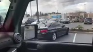 Kierowca Jeepa pomaga BMW zmieścić się w jedno miejsce parkingow