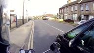 Motocyklista wywołuje uśmiech na twarzy dziecka
