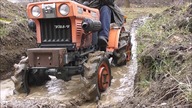 Traktorek Kubota 5001 Off rood w&oacute;r z wodą.