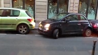 Parkująca kobieta