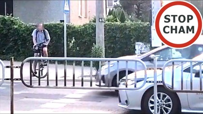 Na rowerze stoi przed przejściem i blokuje ruch #2083 Wasze Filmy
