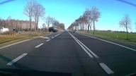 BMW X5 kończy jazdę w rowie pod ciężarówką