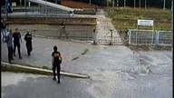 Bójka na torach. Strażnicy uratowali pobitego przed przejeżdżającym pociągiem