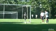 Ronaldinho strzela gole zza bramki