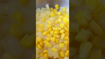 Sałatka z żółtym serem, kukurydzą i ananasem #shorts #short #smakowitedania #pyszne #food #recipe