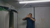 Mężczyzna kontra potężny pyton siatkowy