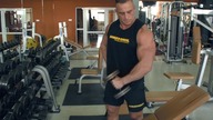 Trening bicepsa na masę mięśniową prezentuje Krzysztof Piekarz