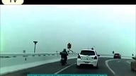 Wypadek motorem na moscie