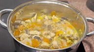 Kurczak z warzywami i pieczarkami - prosty pomysł na obiad 