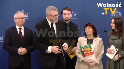 Szanowni Państwo, YouTube nieustannie cenzuruje nasze treści i obcina nam nawet 90% zasięgów, co pozbawia nas możliwości utrzymania naszej działalności. Wobec tego bardzo prosimy o Państwa wsparcie. Jeśli chcą Państwo wspomóc naszą misję walki z systemem, można to zrobić pod poniższymi linkami, LUB UDOSTĘPNIAJĄC po prostu ten materiał!
 https://wolnosc.tv/wsparcie/
 Patronite: https://patronite.pl/wolnosctv
 Wirutalna kawa: https://buycoffee.to/wolnosctv

  Kliknij DZWONEK  i SUBSKRYBUJ kanał, aby być na bieżąco!
https://youtube.com/channel/UCbrkcWVRq0BP75PccSYv-qA?sub_confirmation1
 Więcej na portalu https://wolnosc.tv
 Znajdź nas również na FB:  https://www.facebook.com/WolnosciNiepodlegloscTV
 Oraz Twitterze: https://twitter.com/WolnoscTV
 Wirtualna kawa: https://buycoffee.to/wolnosctv

#konfederacja #braun #sejm