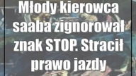 Młody kierowca saaba zignorował znak STOP.  Stracił prawo jazdy