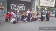 Muzułmanin przerywa muzyką modlitwę chrześcijan, dostaje w twarz