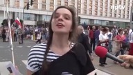 Uczestniczka marszu KOD